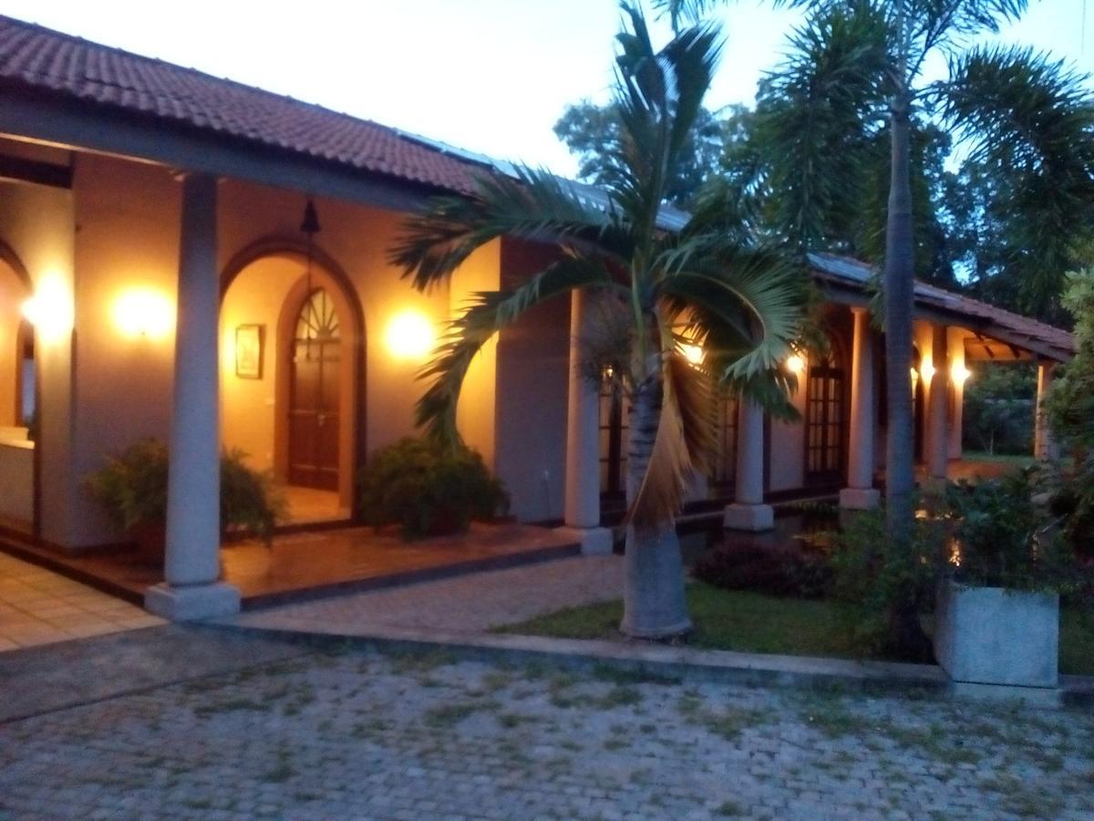Tropical Villas Negombo Esterno foto